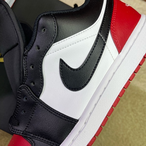 Air Jordan 1 Low Bred Toe Black/Red/White size 10 all 3 400 scarf windbreaker - Picture 8 of 12